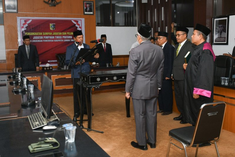 Foto Suasana Saat Bupati Drs. H. Haerul Warisin, M.Si, Didampingi Wabup Ir. H. Moh. Edwin Hadiwijaya, MM dan Sekda Dr. Drs. H. Muhammad Juaini Taofik, M.A.P Melantik Muhammad Tasywiruddin, S.Pi., M.Si Sebagai Kepala DKP yang Baru, pada Rabu (22/7/2026) (PKP Lotim)
